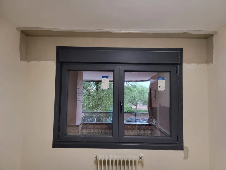 Fabricación y montaje de ventanas de PVC abatibles