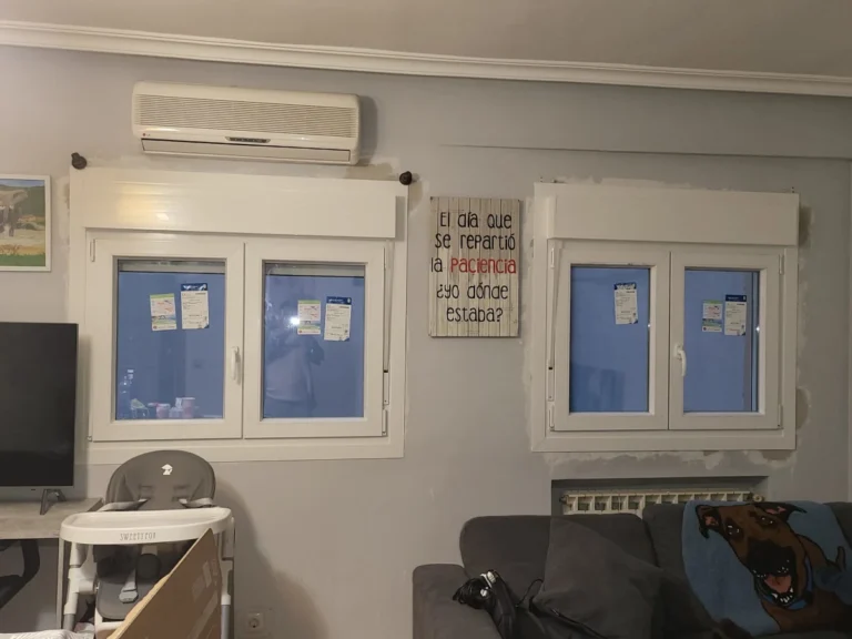 Ventana oscilobatiente blanca instalada en vivienda moderna