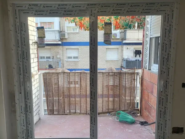 Instalación de nuevo cristal en ventana de PVC
