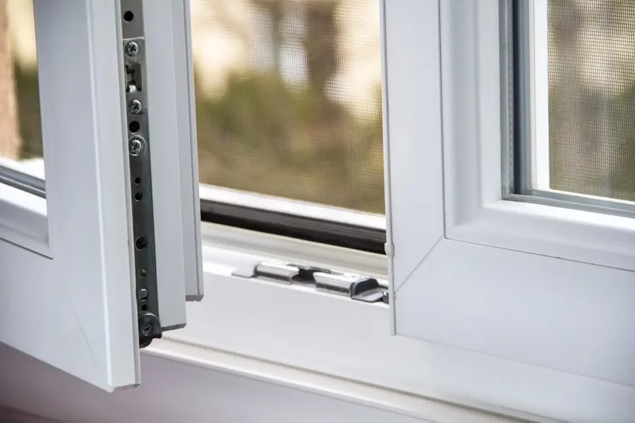 Diversos tipos de herrajes para ventanas de PVC, incluyendo herrajes simples y perimetrales