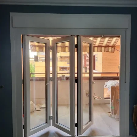 Instalación de puertas de PVC