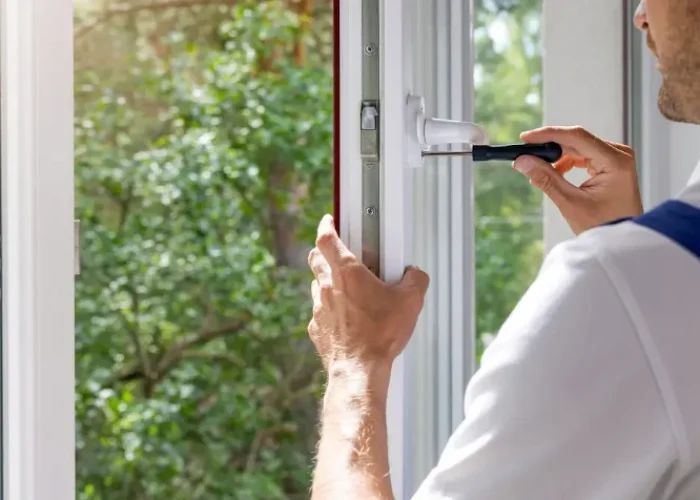 Medición precisa para la instalación de ventanas de PVC.