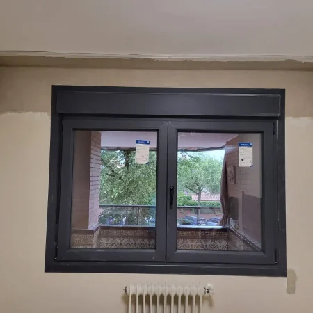 Fabricación y montaje de ventanas de PVC abatibles