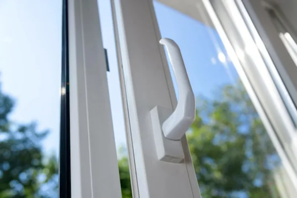 Perfil y vidrio en ventanas de PVC para optimizar aislamiento