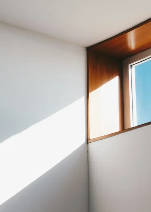 Ventana de PVC con acabado madera en vivienda