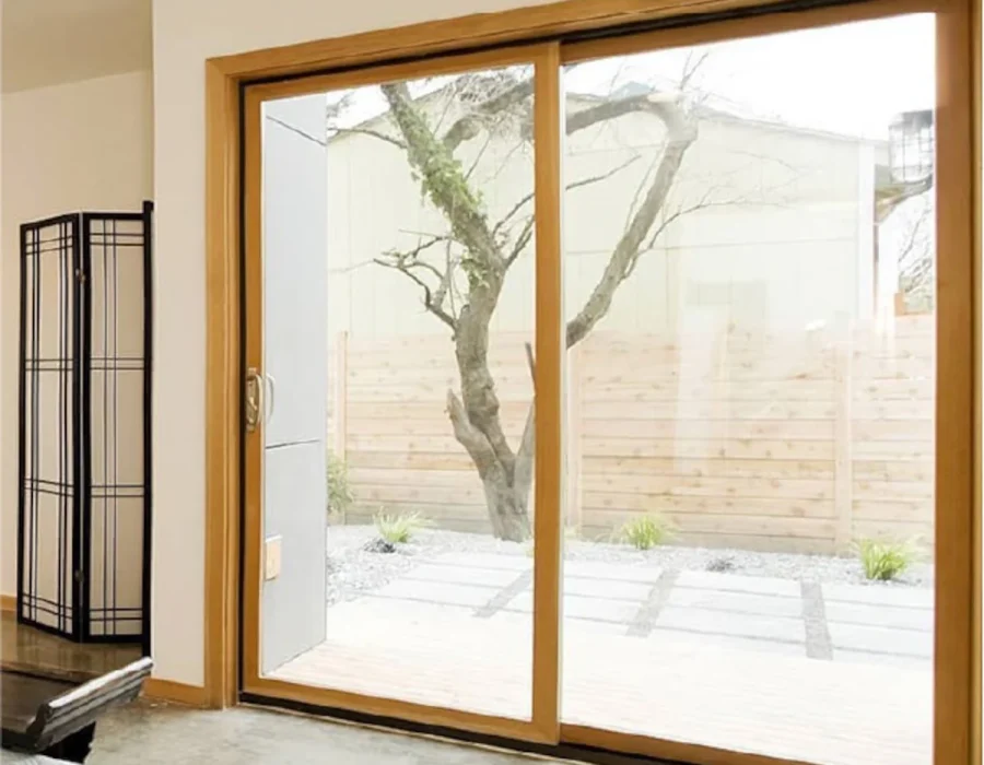 Puertas correderas de cristal en salón moderno