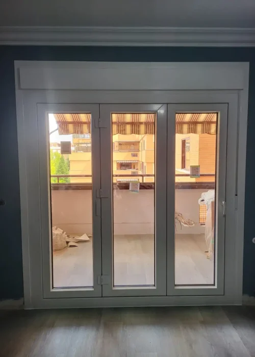 Fabricación e instalación de puertas de PVC para terrazas