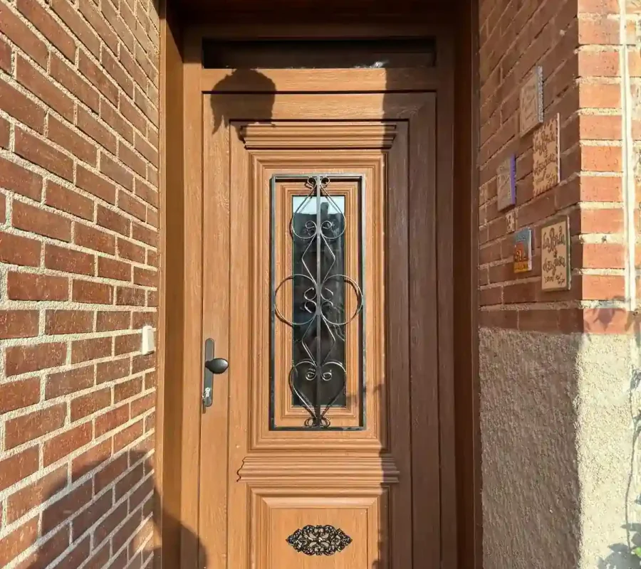 Puerta de exterior en PVC imitación madera