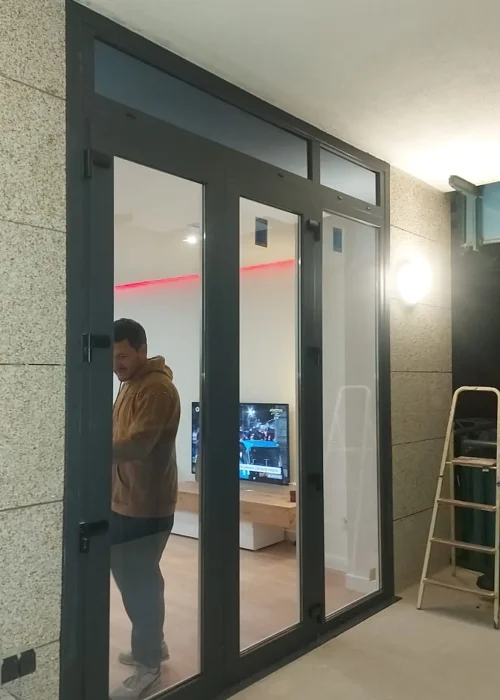 Técnico reparando puerta de entrada