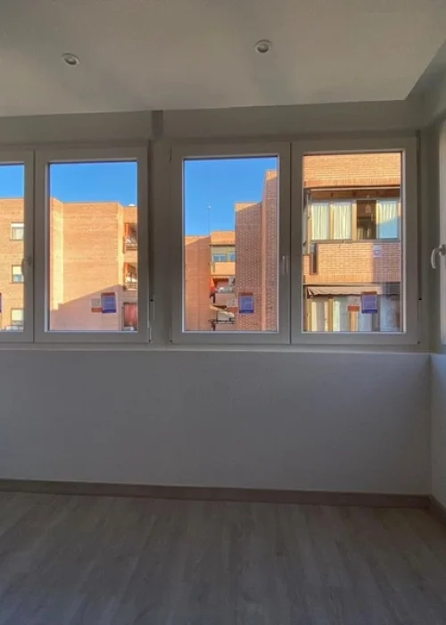 Cerramiento con ventanas de PVC blancas